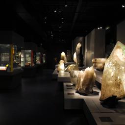 « TRESORS DE LA TERRE » . GALERIE DE MINERALOGIE & DE GEOLOGIE . MUSEUM NATIONAL D’HISTOIRE NATURELLE . PARIS . 2015